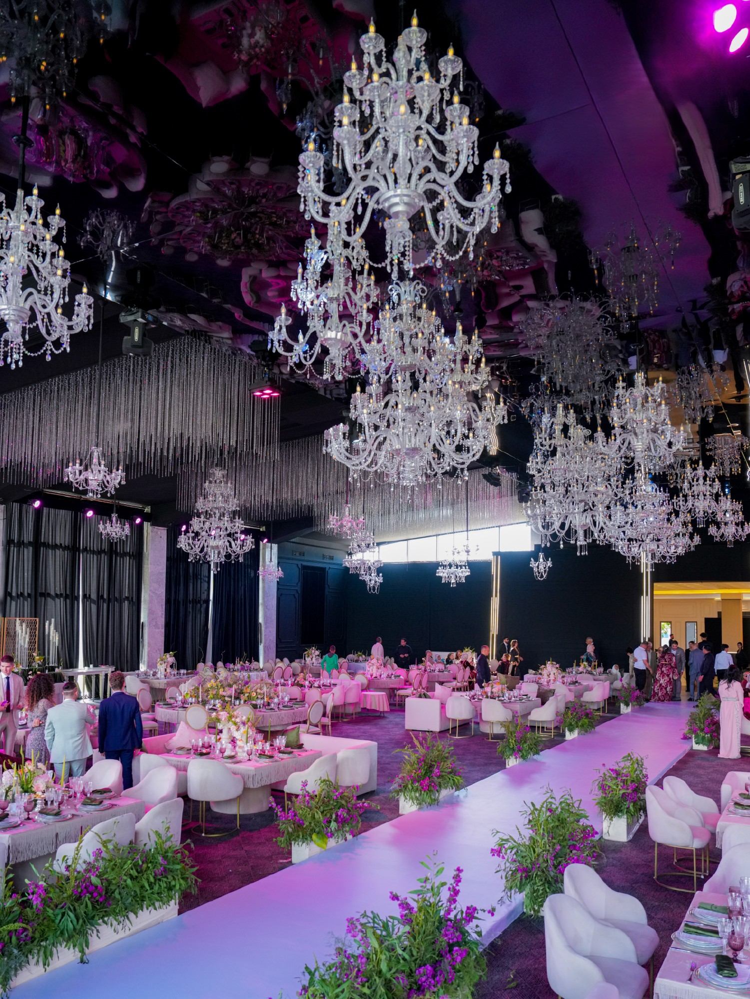 Prestige reception by DARSANA Events: crystal chandeliers and flowered tables in Marrakech