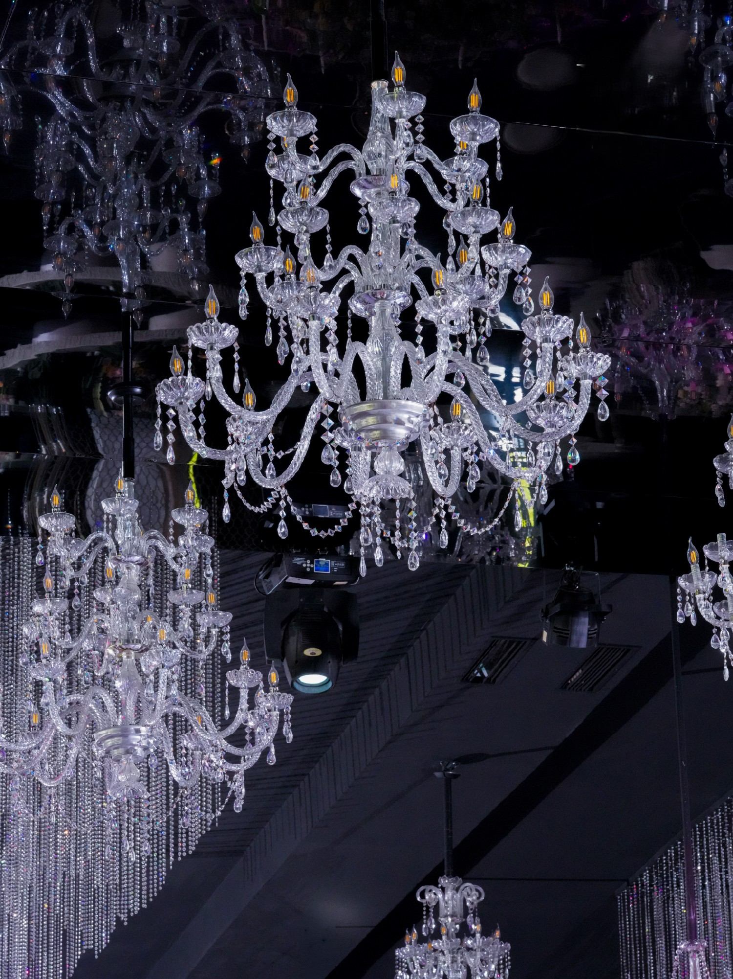 Lustre de cristal sur plafond drapé de noir